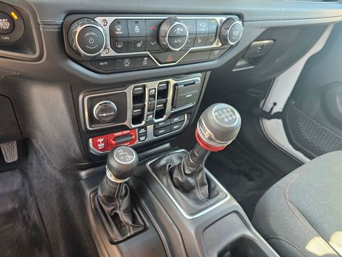Used 2024 Jeep Wrangler Unlimited Rubicon w/ Technology Group AWD/4WD image 29