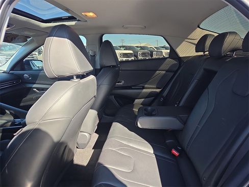 Used 2023 Hyundai Elantra Limited image 16