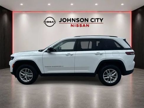 Used 2023 Jeep Grand Cherokee Laredo w/ Trailer Tow Prep Group (B) AWD/4WD image 8