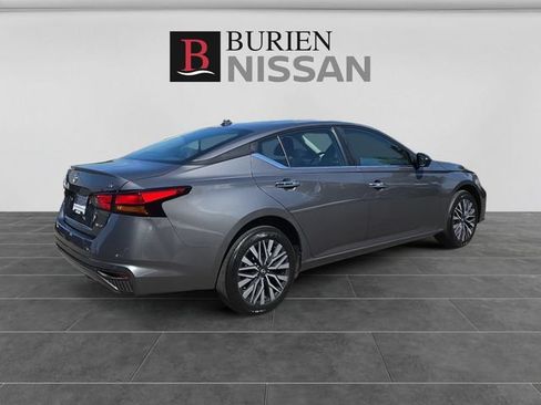 Used 2024 Nissan Altima 2.5 SV AWD/4WD image 5