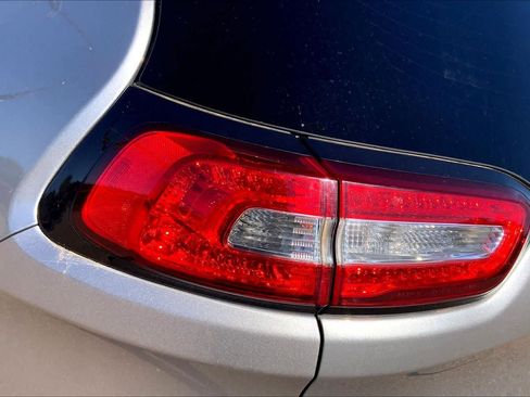 Used 2017 Jeep Cherokee Sport image 27