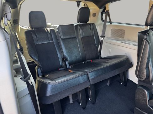 Used 2020 Dodge Grand Caravan SXT w/ Driver Convenience Group FWD image 19