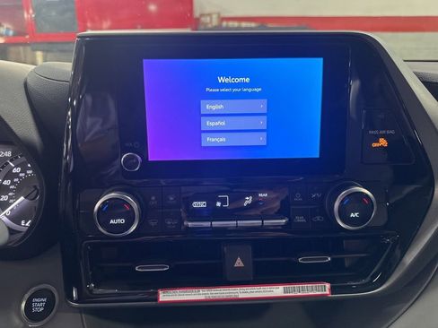 Used 2024 Toyota Highlander LE FWD image 13
