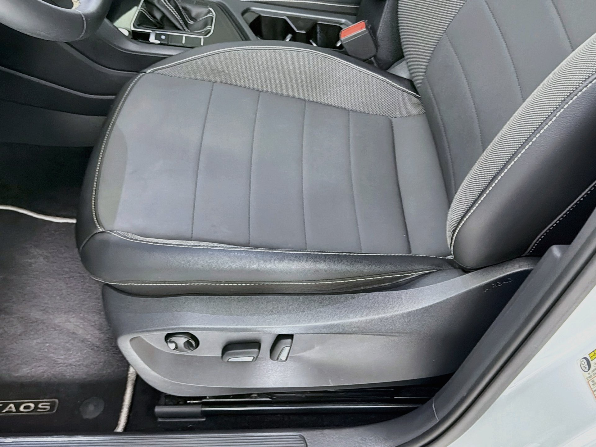 Certified 2023 Volkswagen Taos SE w/ Panoramic Sunroof Package FWD image 18