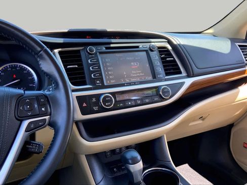Used 2019 Toyota Highlander Limited FWD image 7