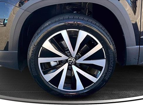 Used 2024 Volkswagen Taos SE image 34