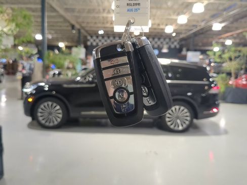 Used 2024 Lincoln Aviator AWD w/ Premium Package image 4