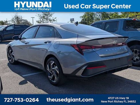Used 2025 Hyundai Elantra Sport image 2