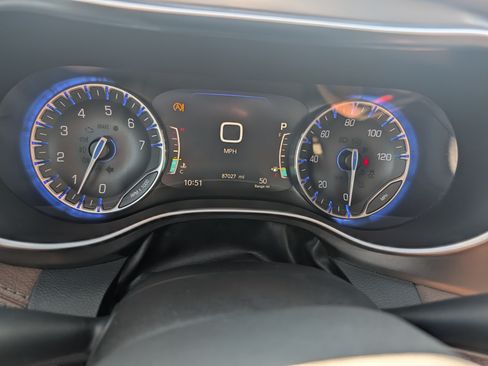 Used 2018 Chrysler Pacifica Limited w/ Tire & Wheel Group FWD image 29