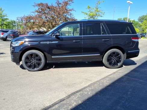 Used 2024 Lincoln Navigator Reserve AWD/4WD image 4