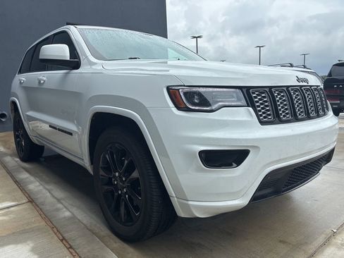 Used 2020 Jeep Grand Cherokee Altitude AWD/4WD image 3