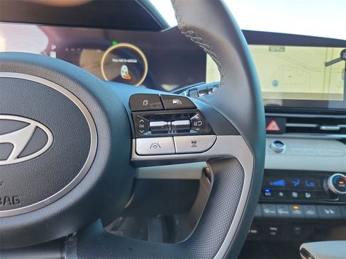 Used 2025 Hyundai Elantra Limited image 16