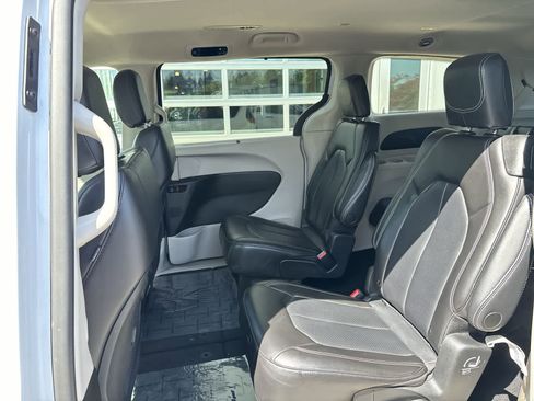 Certified 2023 Chrysler Pacifica Touring-L FWD image 6