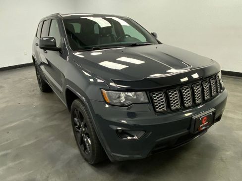 Used 2017 Jeep Grand Cherokee Altitude image 8