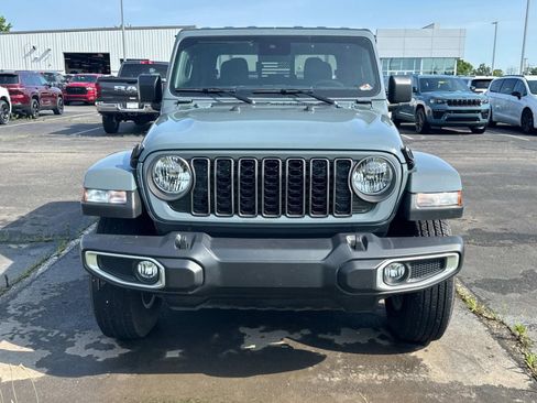 Used 2024 Jeep Gladiator Sport AWD/4WD image 4