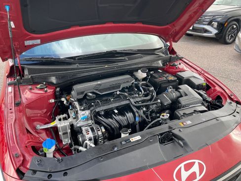 Used 2025 Hyundai Elantra Limited image 32