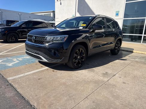 Certified 2022 Volkswagen Taos SE w/ Driver Assistance Package image 1