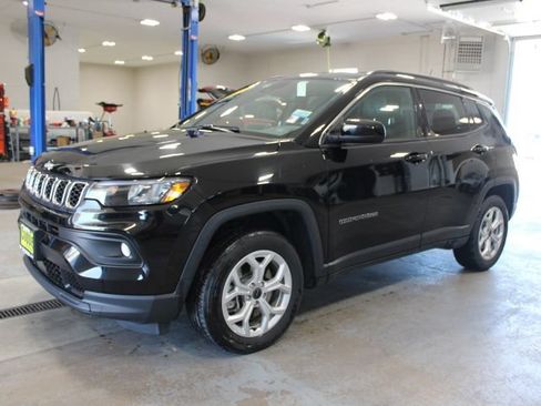 Used 2025 Jeep Compass Latitude AWD/4WD image 3
