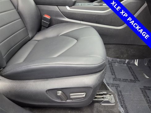 Used 2022 Toyota Highlander XLE image 16