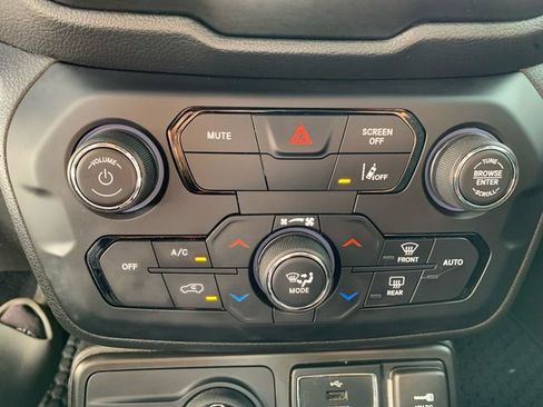 Used 2022 Jeep Renegade Latitude image 25