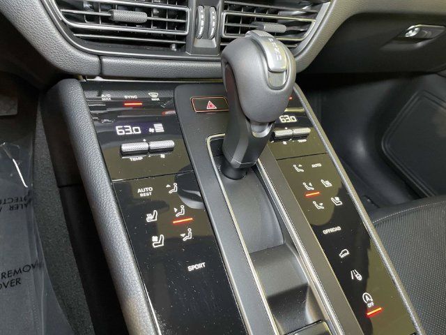 Certified 2025 Porsche Macan AWD/4WD image 33