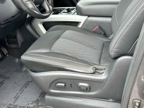 Used 2017 Nissan Titan SV image 19