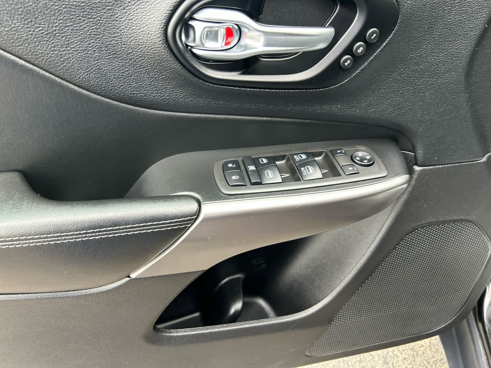 Used 2021 Jeep Cherokee Limited AWD/4WD image 11