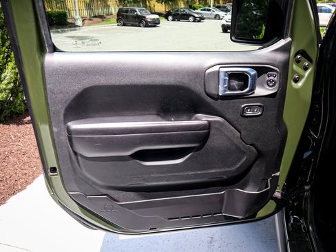 Used 2021 Jeep Gladiator Rubicon w/ Cold Weather Group AWD/4WD image 14