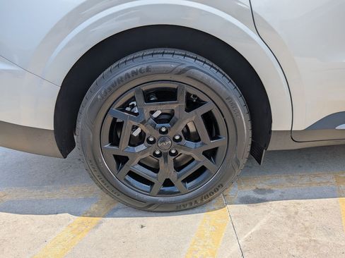 Certified 2025 Kia Carnival SX Prestige FWD image 12