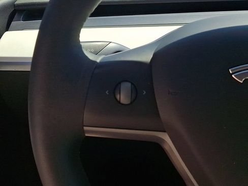 Used 2021 Tesla Model Y Long Range AWD/4WD image 24