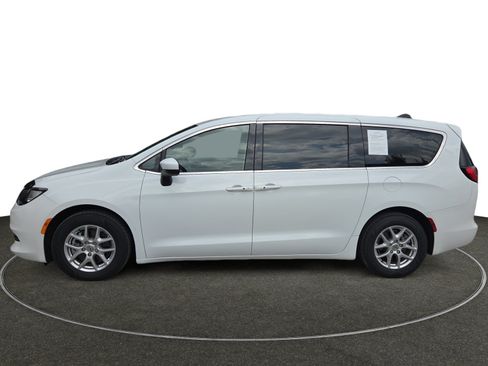 Used 2023 Chrysler Voyager LX FWD image 2