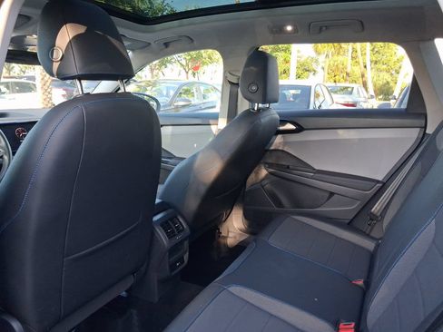 Certified 2024 Volkswagen Taos SE FWD image 7