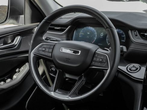 Used 2022 Jeep Grand Cherokee Laredo w/ Luxury Tech Group I image 20