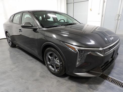 Used 2025 Kia K4 FWD image 2