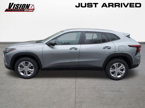 Used 2024 Chevrolet Trax LS FWD image 2