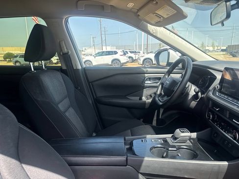 Certified 2025 Nissan Rogue SV FWD image 27