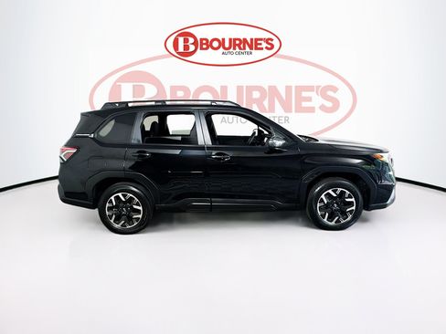 Used 2025 Subaru Forester Premium AWD/4WD image 12