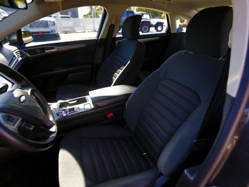 Used 2019 Ford Fusion SE image 5