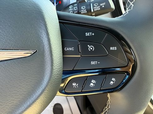 Used 2025 Chrysler Pacifica Limited FWD image 22