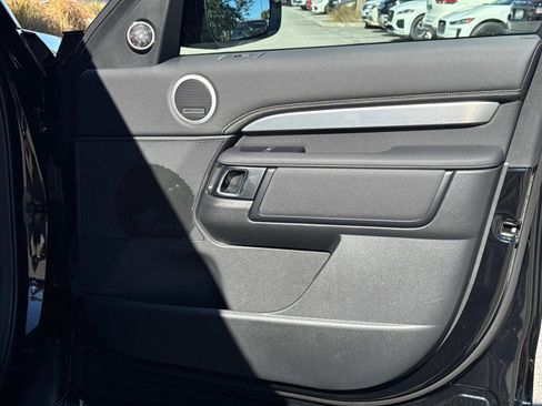 New 2025 Land Rover Discovery Dynamic SE image 9