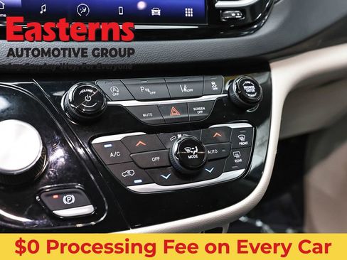 Used 2023 Chrysler Pacifica Touring-L FWD image 20