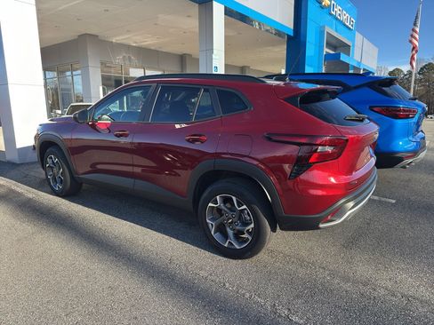Used 2025 Chevrolet Trax LT w/ Sunroof Package image 4