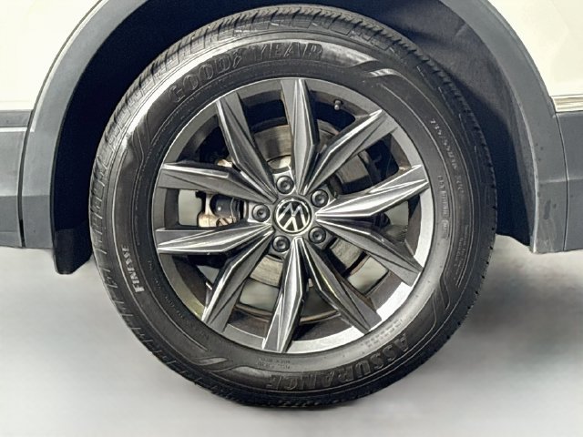 Used 2023 Volkswagen Tiguan SE AWD/4WD image 30