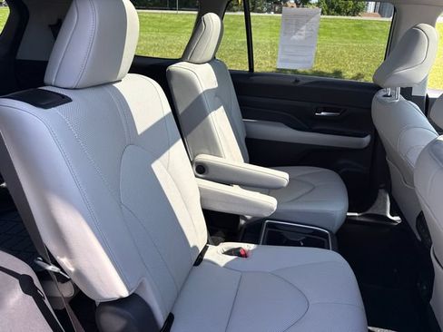 Used 2024 Toyota Grand Highlander AWD image 14