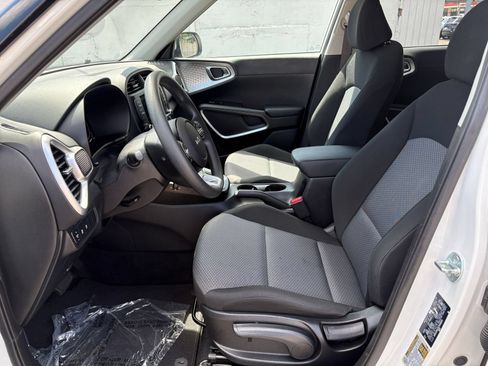 Used 2025 Kia Soul LX w/ LX Technology Package FWD image 24