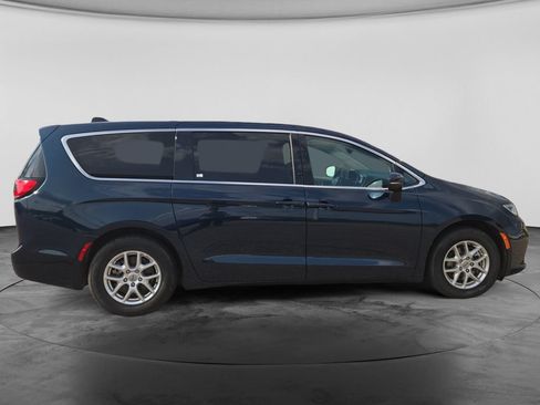 Used 2023 Chrysler Pacifica Touring-L FWD image 12