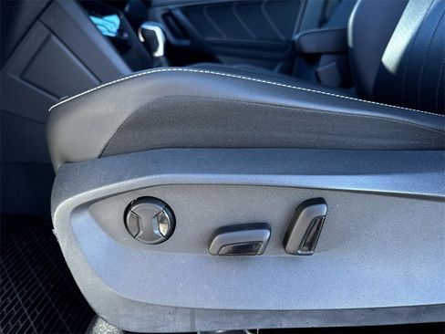 Used 2022 Volkswagen Tiguan SE w/ Panoramic Sunroof Package image 12