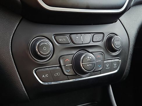 Used 2021 Jeep Cherokee Latitude Lux 80th Anniv w/ Quick Order Package 26U 80TH image 16