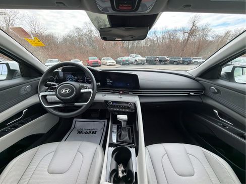 Certified 2025 Hyundai Elantra Limited FWD image 27