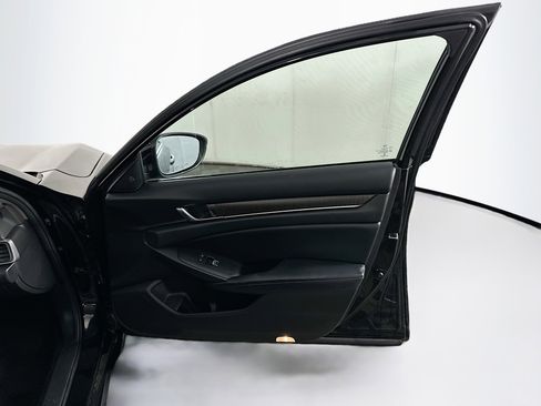Used 2018 Honda Accord Touring image 31